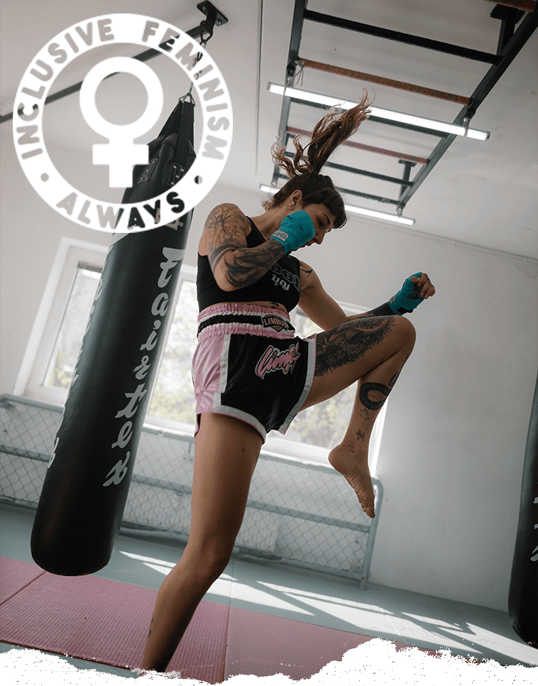 Frau beim Kickboxen im Fitnessstudio, Fokus auf Technik und Kraft. 